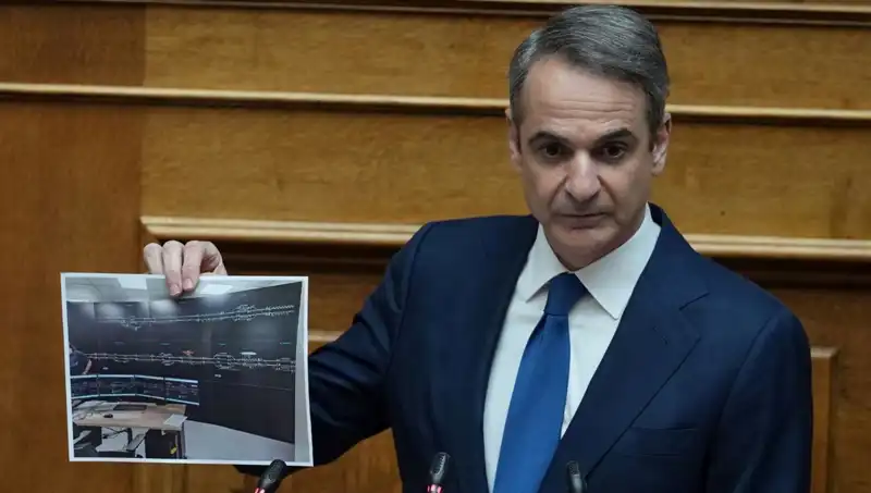 Yunanistan’da İktidar Krizi: Miçotakis Hükümeti Protestolara Yenik Düşüyor