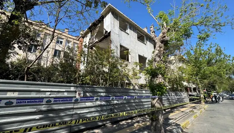 Bakırköy'de Metruk Bina Deprem Sebebiyle Çöktü: Halk Endişeli