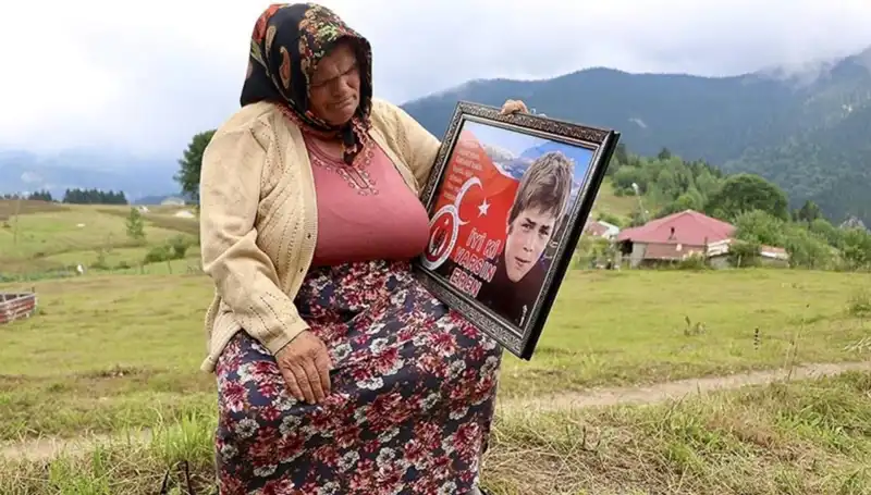 DEM Parti Eren Bülbül'ün Annesine Anlamlı Bayram Mesajı Gönderdi