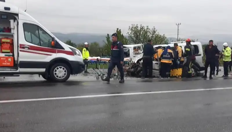 Denizli'de Korkunç Kaza: İki Araç Kafa Kafaya Çarpıştı, Yaralılar Hastaneye Sevk Edildi