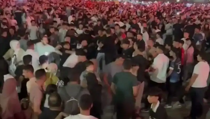 : Konserde Bıçaklı Kavga: Üç Kişi Yaralandı, Güvenlik Alarmda!
