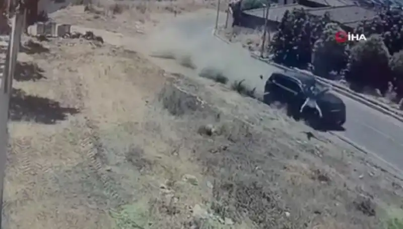 Genç Sürücünün Dikkatsizliği Hayatları Kararttı: 15 Yaşındaki Çarpıcı Kaza