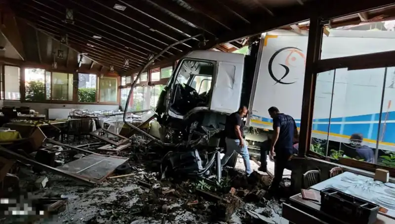Freni Boşalan Kamyon Restorana Girdikten Sonra Yaşanan Şok Olay