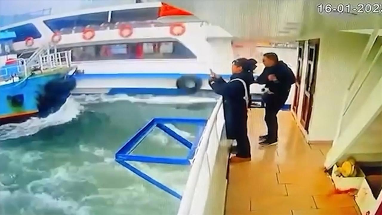 Haliç'te Kaza: İki Tekne Çarpıştı!