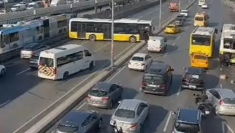 İstanbul’da Trafiği Rüzgar Gibi Durduran Otobüs Kazası!