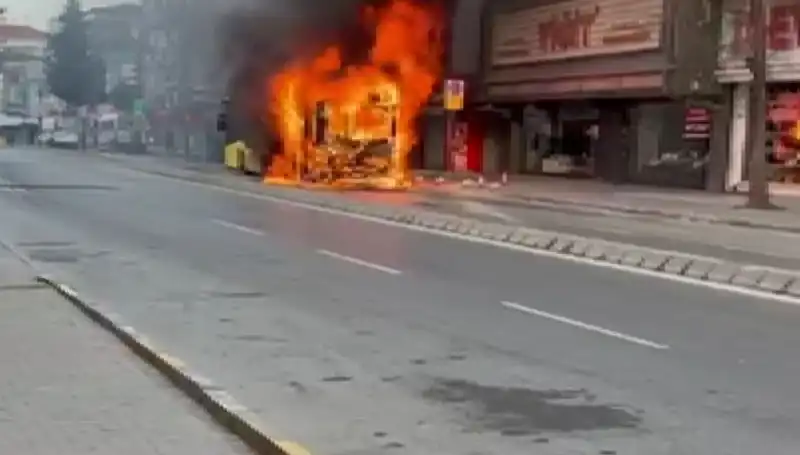 Ümraniye'de Yangın Panik Yarattı: Aniden Alevler İçinde Kaldılar