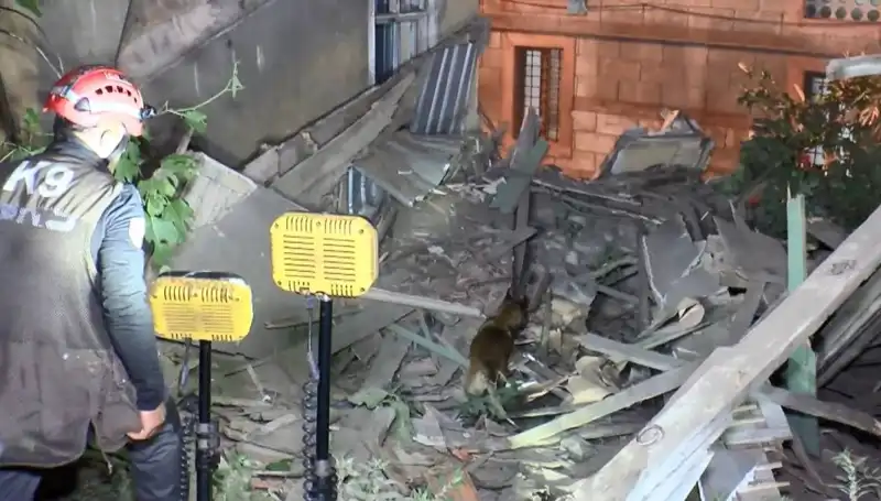 İstanbul'da Deprem Sonrası Hasar Alan Bina Çöktü: Olayın Ardındaki Gerçekler