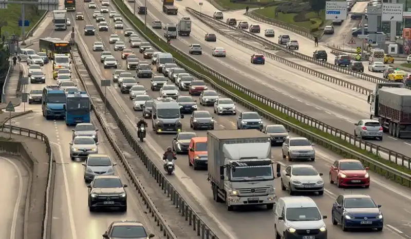 İstanbul Sabah Trafiği: Anadolu Yakası’nda Araçlar Yavaş İlerliyor