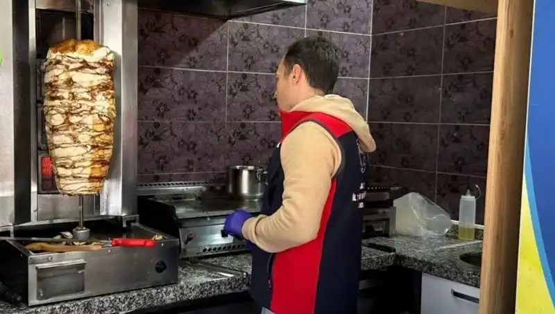 Tavuk Döner Alarmı: İşletmelere Yönelik Baskınlar Devam Ediyor!