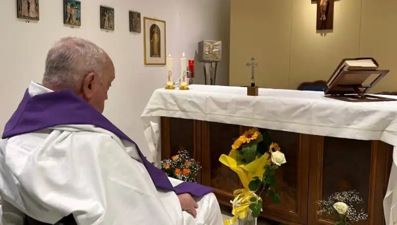 Vatikan'dan Şaşırtan Açıklama: Papa Kendi Başına Nefes Alabiliyor!
