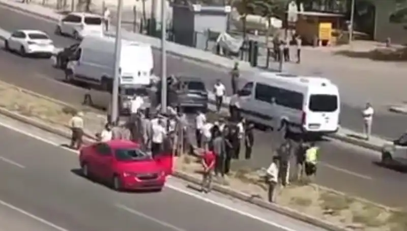Yayaya çarpan otomobil kazası, sürücüyü ve halkı endişelendirdi