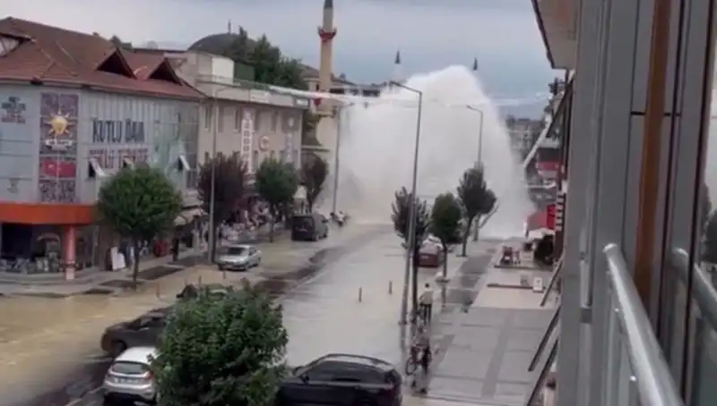 İçme Suyu Hattı Patladı: Şehirde Su Fıskırma İhalesi!