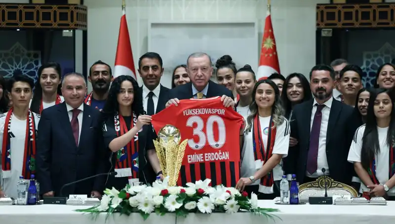 Yüksekovaspor Kadın Futbol Takımı, Cumhurbaşkanı Erdoğan ile Tarihi Buluşma Yaşadı