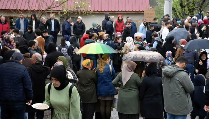 100 Yıllık Gelenek: 12 Bin Kişi Bir Araya Gelerek Bayramlaşma Kutladı!