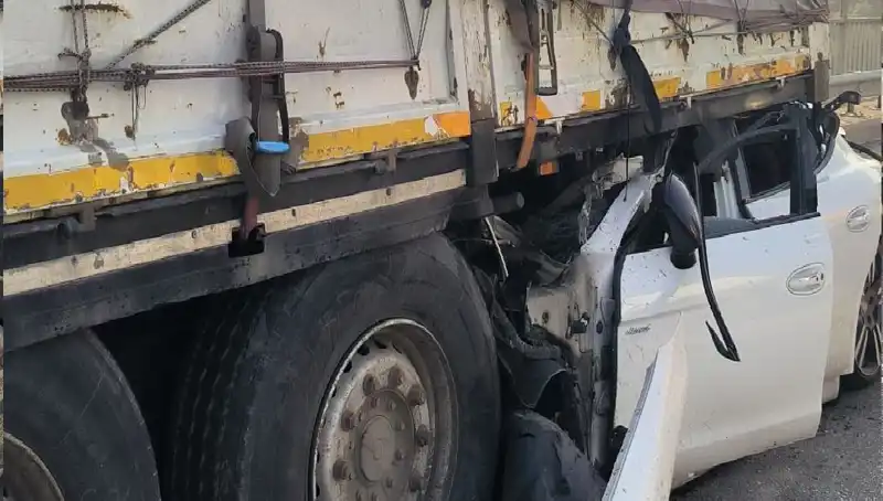 TIR'a Arkadan Saplanan Ok, Kaza Anını Şaşkına Çeviriyor
