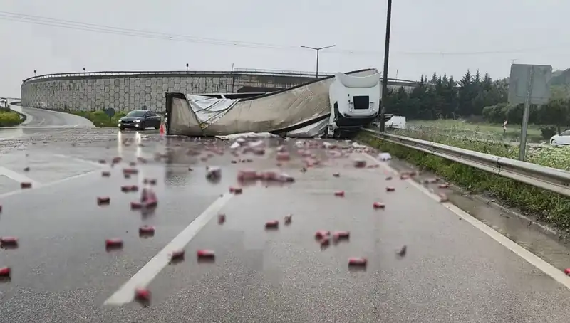 TIR Devrildi: Yolda İçkiler Saçıldı, Trafik Durma Noktasına Geldi!