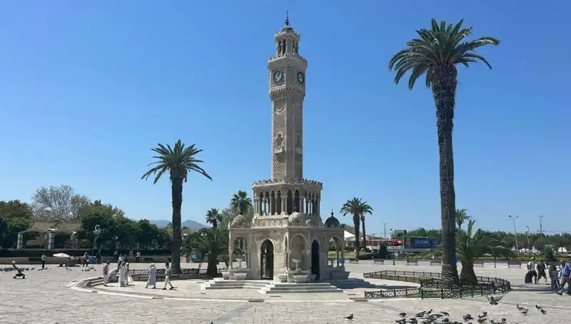 İzmir’de Sıcaklar Rekor Kırıyor: Boşalan Meydanların Ardında Ne Var?