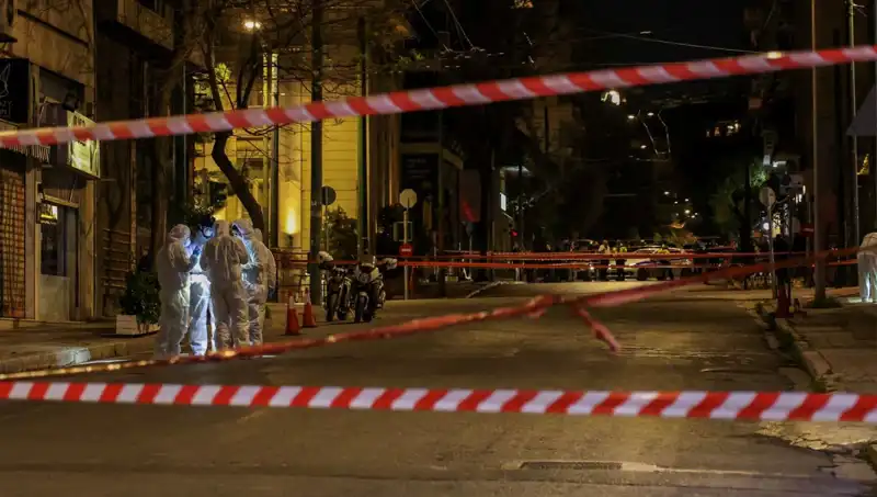 Atina'da Şüpheli Çantanın Patlaması: Güvenlik Alarmı ve Kaos Ortaya Çıkardı