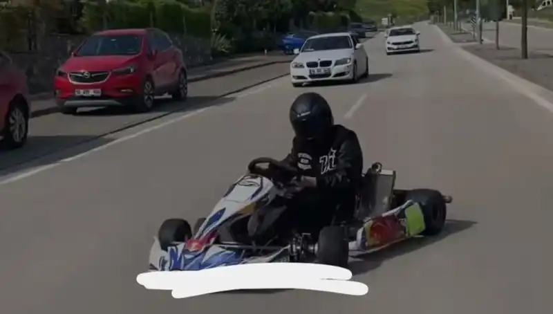 Go-Kart Sürücüsünün Tehlikeli Drift Gösterisi: Yola Çıktı ve Şaşkınlık Yarattı!