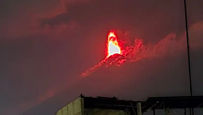 Fuego Yanardağı'nda Patlama: 30 Bin Kişi Tahliye Ediliyor