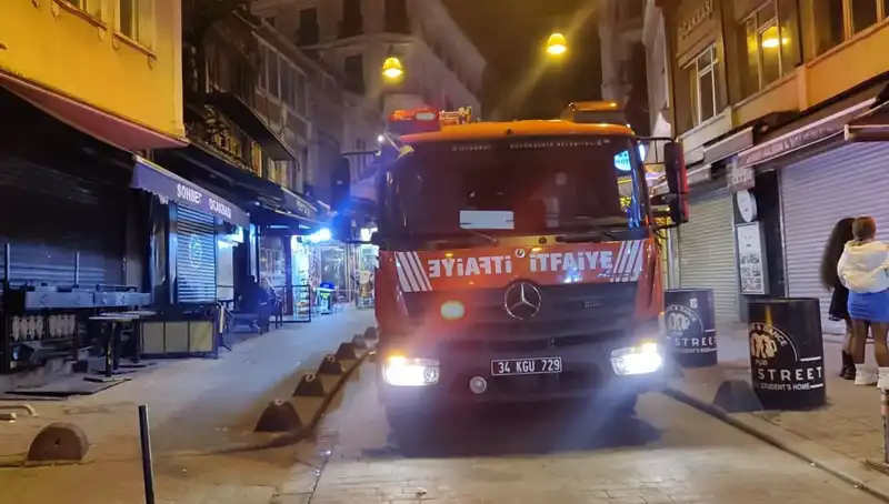 Beyoğlu'nda Asansör Boşluğuna Düşen Müşteri Hayatta Kalmak İçin Mücadele Etti
