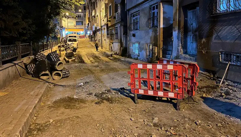 Bayrampaşa'da Altyapı Çalışmaları Sırasında Rögar Kapağı Patladı, Olayı Duyanın Gözleri Şaşkın!