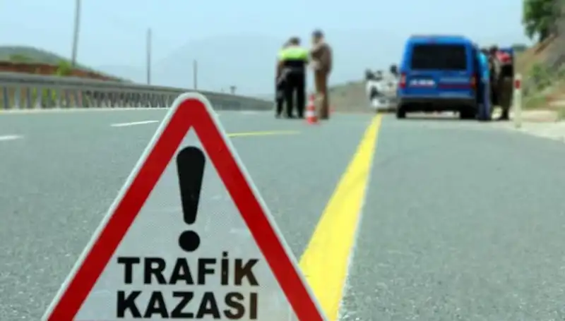 Otomobil ve Hafif Ticari Araç Çarpıştı: Korkunç Kaza 6 Can Aldı