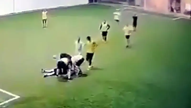 Adana'da Halı Sahada Kalp Krizi: 3 Çocuk Babası Hayatını Kaybetti