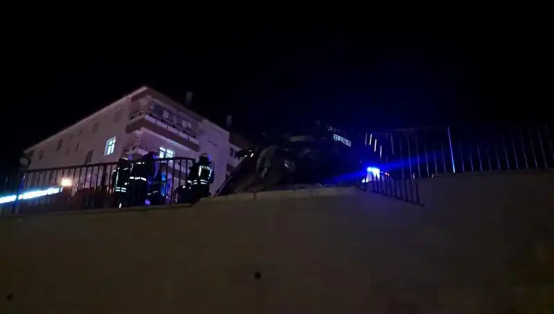 Kontrolden Çıkan Araç Bariyere Çarpıp Asılı Kaldı, Şok Olay!