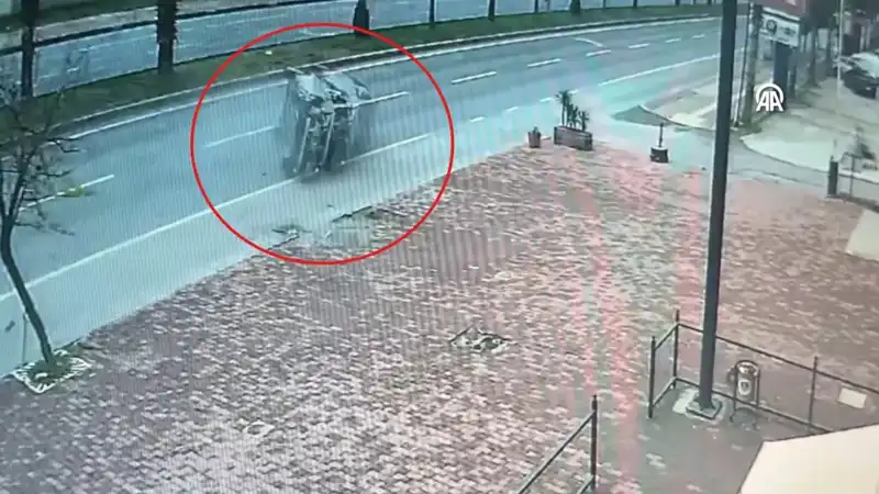 Güvenlik Kamerası, Kazanın Korkunç Anlarını Kaydetti: 2 Yaralı