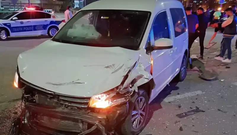 Batman'da Otomobil ile Hafif Ticari Araç Çarpıştı: 7 Yaralı