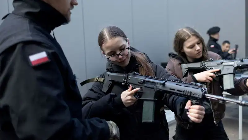 Polonya'da Sivillerin Askeri Eğitimi: Savaş Hazırlığı Süreci Başladı
